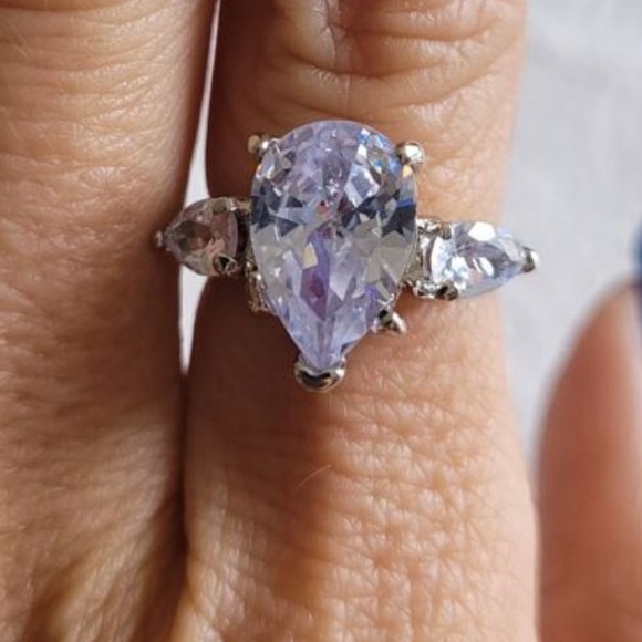 Glamorous Rhinestone Pear cut, Water drop Sparkle Bling Silver tone Ring Size 7 - Picture 4 of 6